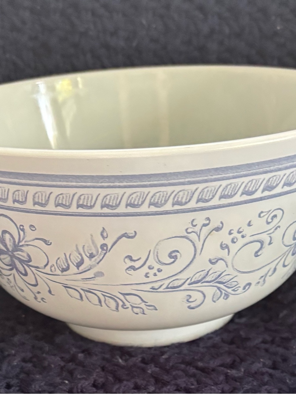 Vintage Pyrex 1 1/2 Quart Brittany Blue Bowl.  Mint condition